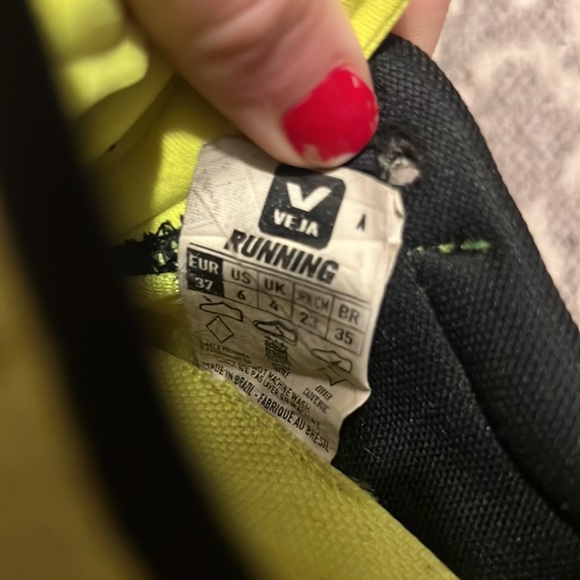 Veja Running Sneaker Size 6 - Picture 5 of 5
